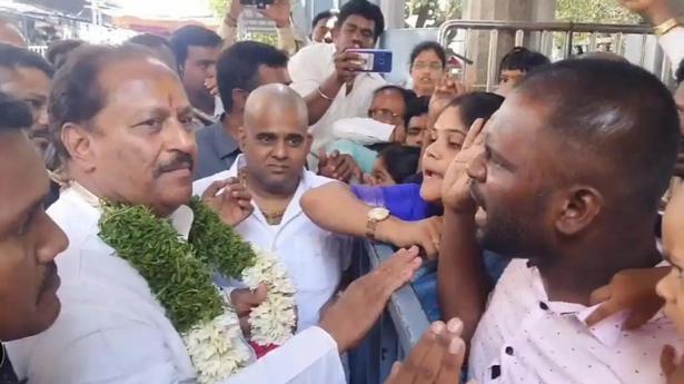 Andhra Pradesh: ‘Go back’ slogans greet Minister at Srikalahasti