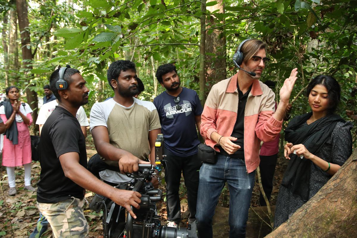 केरल के जंगलों में दानी अपने सहायक निशांत कटारी और जिम्बल ऑपरेटर सुनील कट्टुला के साथ साईं पल्लवी पर सूरज की रोशनी की जाँच करते हुए