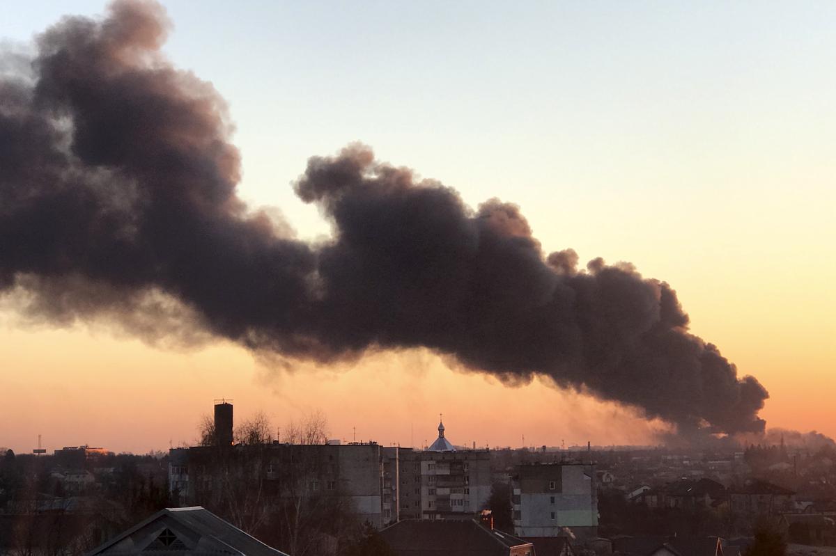 18 मार्च, 2022 को पश्चिमी यूक्रेन के लविवि में एक विस्फोट के बाद धुएं का एक बादल उठता है। 