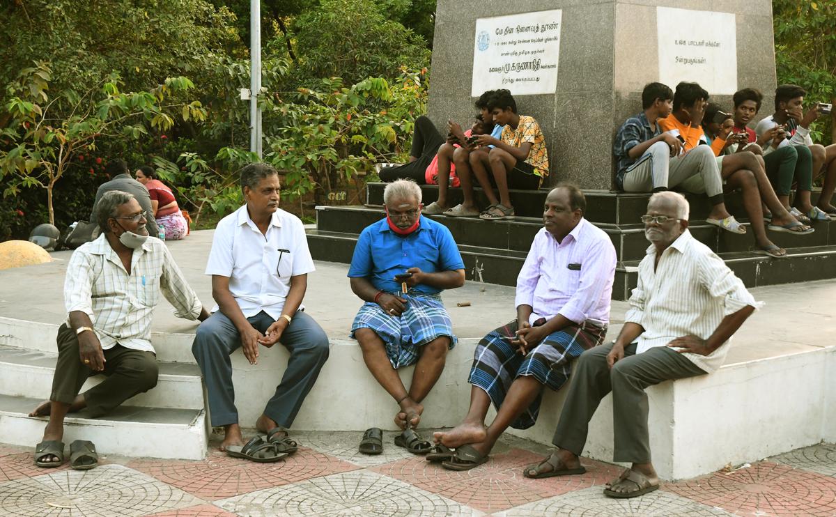 Groepen mensen aan het chatten in May Day Park, Chintadripet, Chennai 