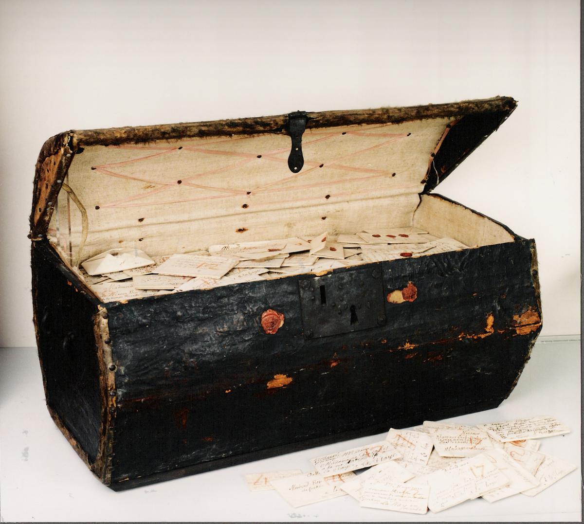 A seventeenth-century trunk of letters bequeathed to the Dutch postal museum in The Hague. The trunk belonged to one of the most active postmaster and postmistress of the day, Simon and Marie de Brienne, a couple at the heart of European communication networks. Courtesy of the Sound and Vision The Hague, The Netherlands. The trunk is part of the Brienne Collection.