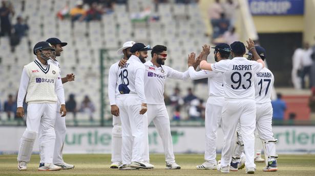 India bowl out Sri Lanka for 174, take first-innings lead of 400