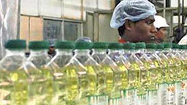 Data | Import-reliant India’s edible oil prices skyrocket, average costs near ₹200/litre
