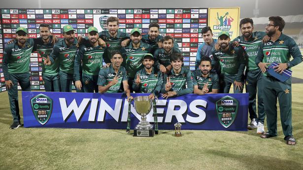 Shadab donne le balayage de la série Pakistan ODI contre les Antilles