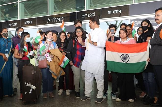 Karnataka Minister for Revenue R. Ashok recevied students who came from Ukraine via Mumbai today morning at Kempegowda International Airport. Photo: Handout