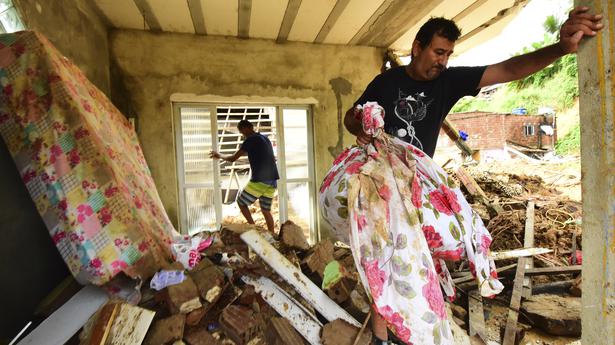 Equipes de resgate brasileiras completaram uma busca após tempestades que mataram 128 pessoas