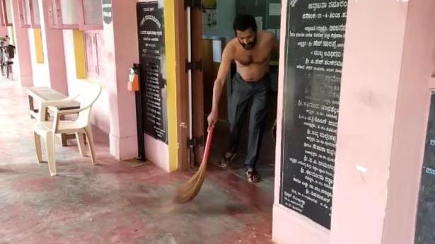Video | Gram panchayat president sweeps taluk panchayat office after ‘being ignored’