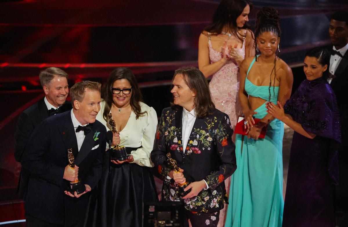 जेरेड बुश, बायरन हॉवर्ड, यवेट मेरिनो और क्लार्क स्पेंसर ने हॉलीवुड, लॉस एंजिल्स, कैलिफोर्निया, यूएस, मार्च 27, 2022 में 94 वें अकादमी पुरस्कारों में 'एनकैंटो' के लिए सर्वश्रेष्ठ एनिमेटेड फीचर फिल्म का ऑस्कर जीता।