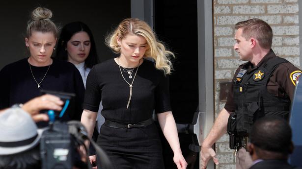 « Ce verdict est un revers pour les autres femmes », déclare Amber Heard après que le jury a statué en faveur de Johnny Depp