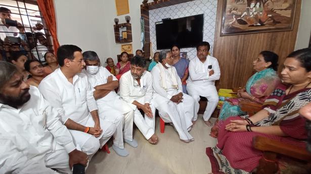 Congress leaders visit contractor’s house