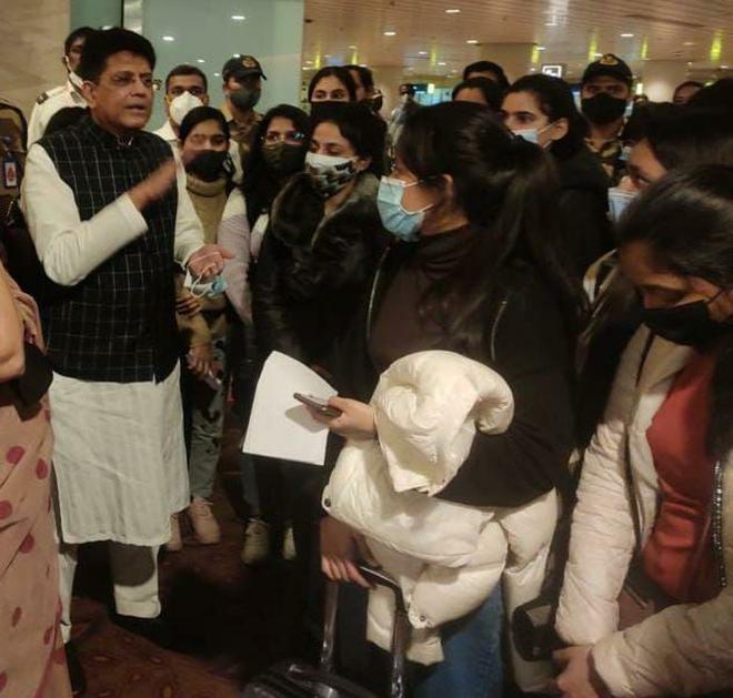 Union Minister Piyush Goyal interacts with Indians evacuated from Ukraine at Mumbai airport on February 26, 2022. Photo: Twitter/@PiyushGoyal 