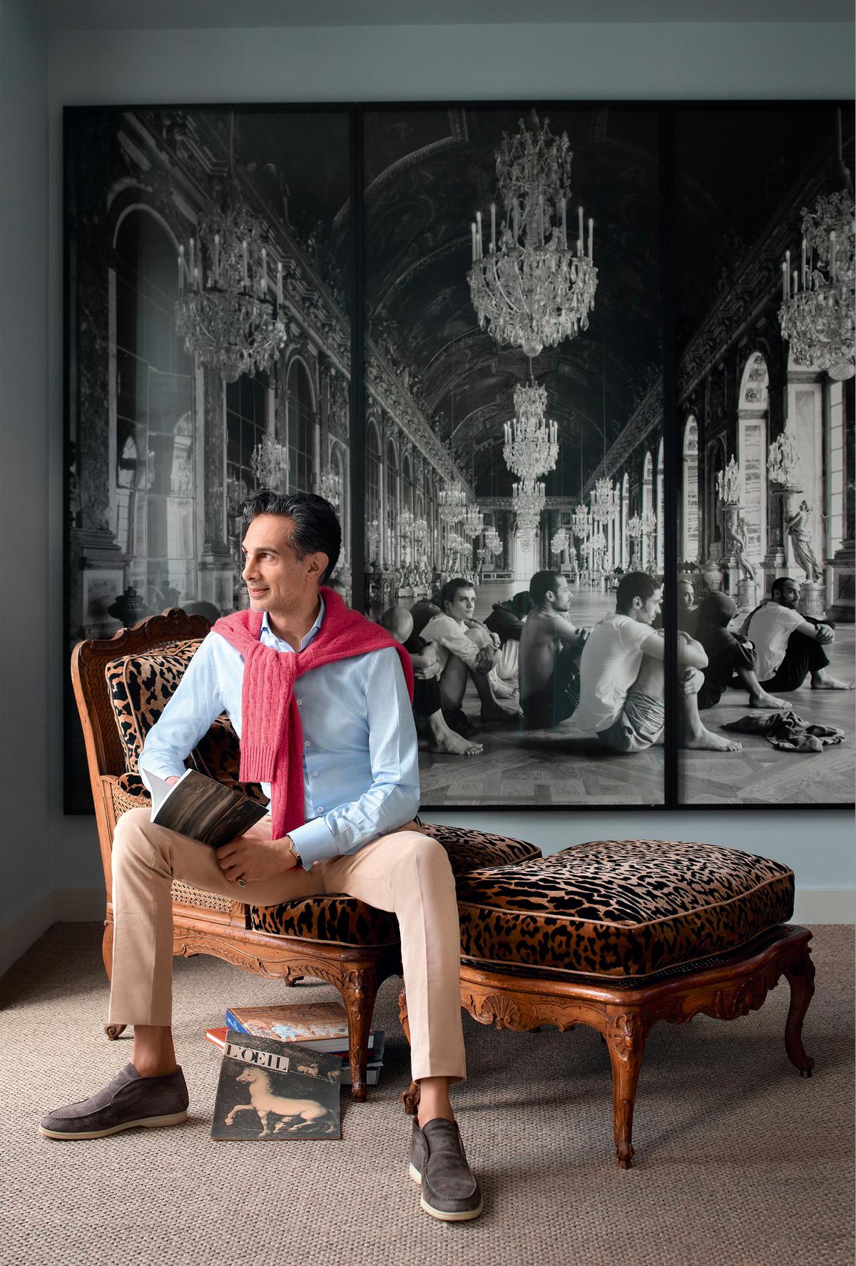 Amin Jaafar en la oficina de su casa, sentado frente a un tríptico de Reda Aramech 