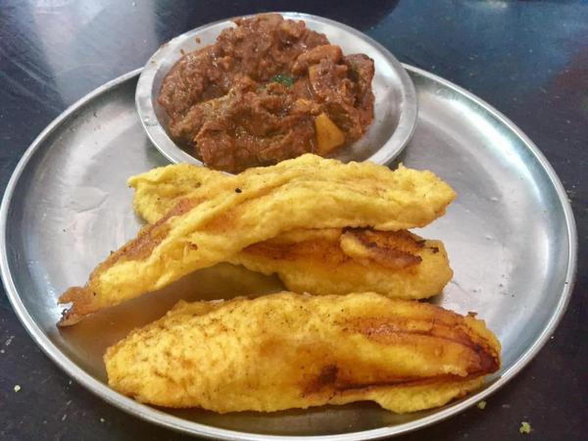 Pazhampori and beef at Sree Muruga Cafe, Tripunithura
