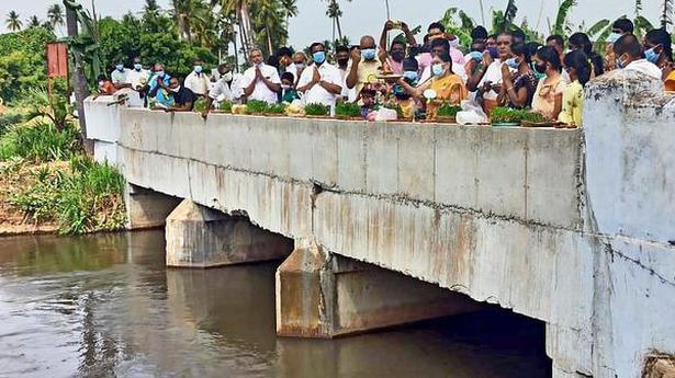Farmers vow to protect Kalingarayan Canal from pollution