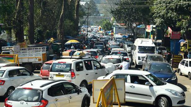 Roads leading to Yercaud choked due to heavy tourist influx