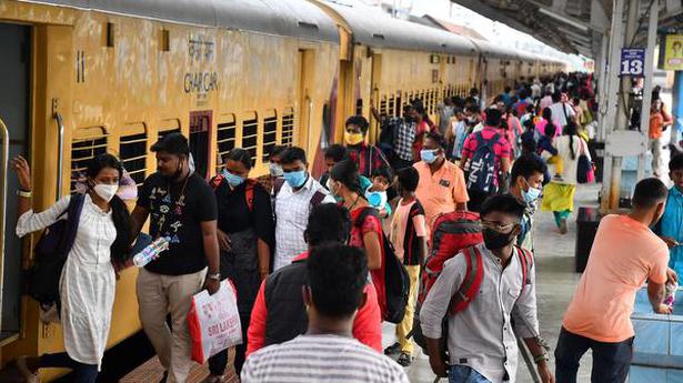People throng railway station, bus stand in Salem to return to workplace after Pongal holidays