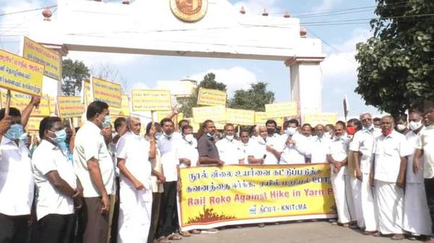 Knit cloth manufacturers stage protest in Tiruppur condemning yarn price hike