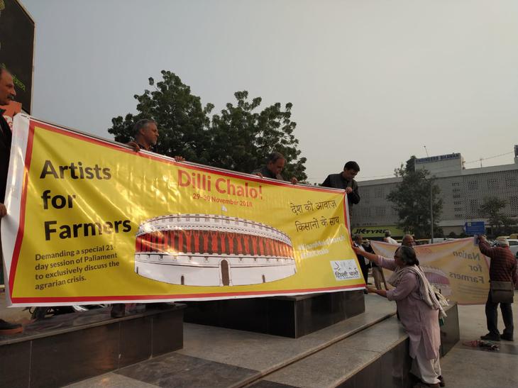 'Artists for Farmers' erect bannersin solidarity with farmers for their Kisan Mukti March in Delhi.