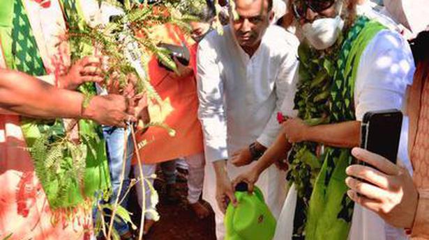 Spiritual leader takes part in Green India Challenge