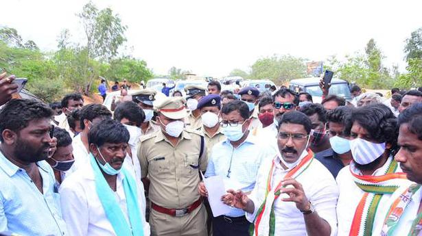 Sampath leads protest at RDS against AP project