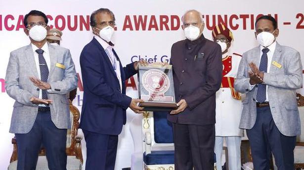 Virudhunagar Medical College Dean gets award for exemplary services during the pandemic