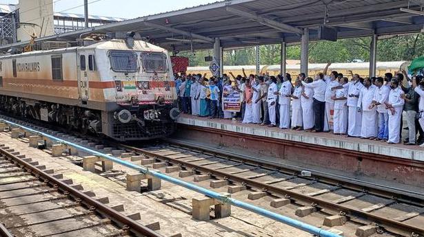 Stoppage of Tejas Express in Dindigul welcomed