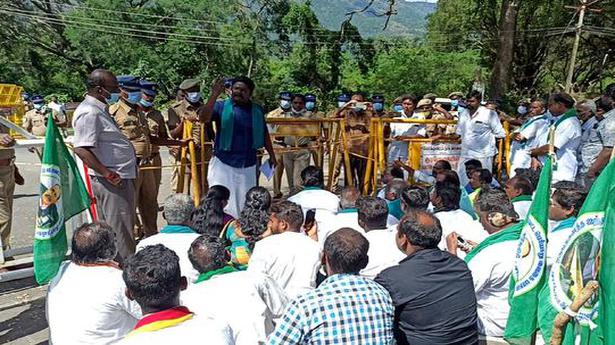 Farmers from five districts block road in Tamil Nadu