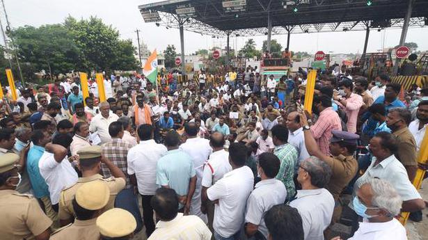 Residents block Kappalur toll plaza against a new proposal
