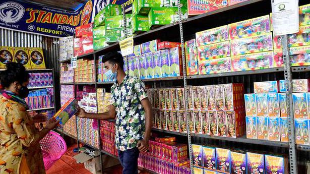 Simplify licence procedure for cracker shops: traders