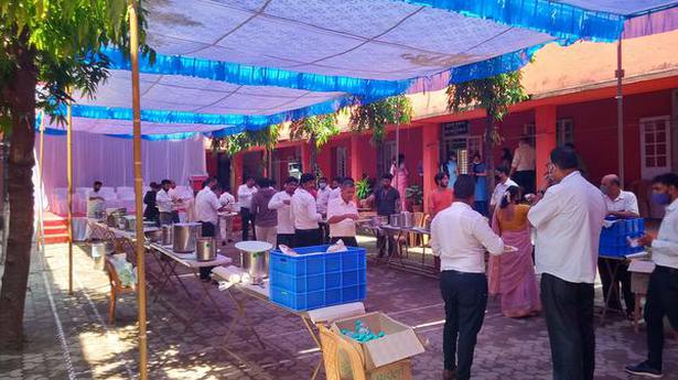 Udupi Bar Association hosts lunch on court premises