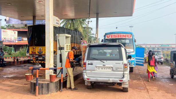 Long queue at fuel stations near border as petrol and diesel become cheaper in Karnataka