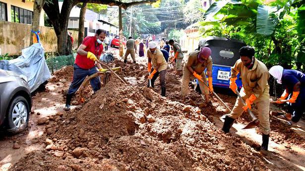 Pipeline burst in Thiruvananthapuram: Corporation removing large quantities of mud from affected places