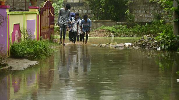 Many areas still under knee-deep water in Tiruchi city