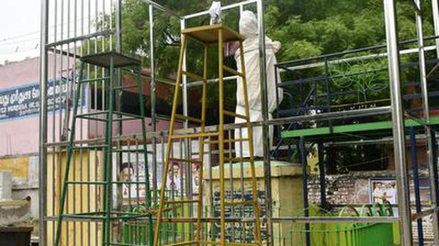 Fencing of MGR statue under way