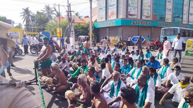 Over 100 farmers detained after road roko in Tiruchi