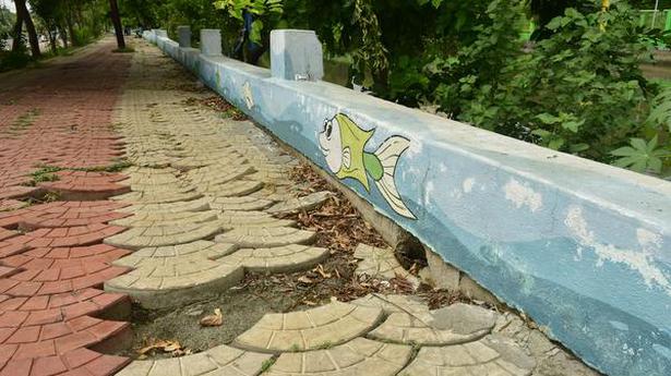 Retaining wall along Uyyakondan canal starts developing cracks