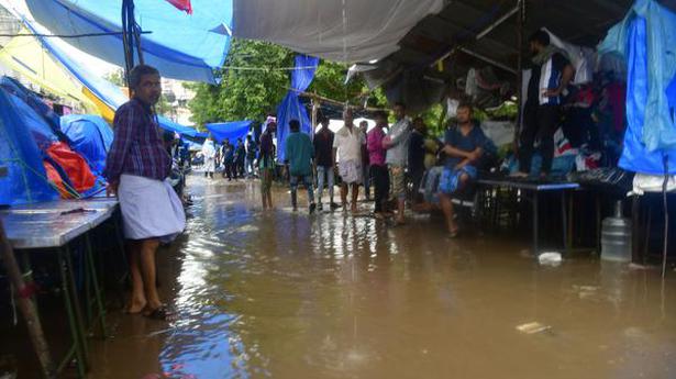 Rain plays spoilsport for vendors in Tiruchi
