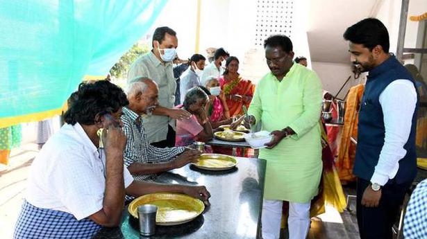 HC judge celebrates New Year’s Eve at VMC old age home