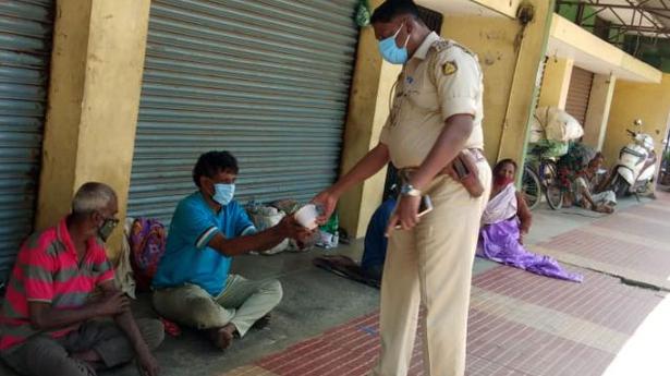 Karnataka lockdown | Cops play good Samaritan, feed the poor