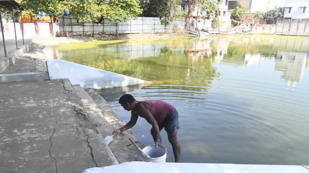 Cheannai Corporation cleans Raveeswarar temple tank at Vyasarpadi