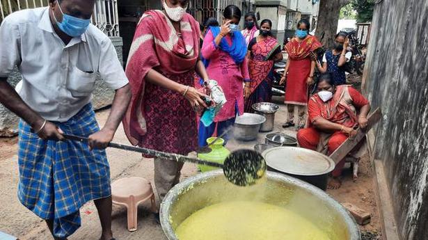 Wives of Chennai policemen cook, distribute food to those in need