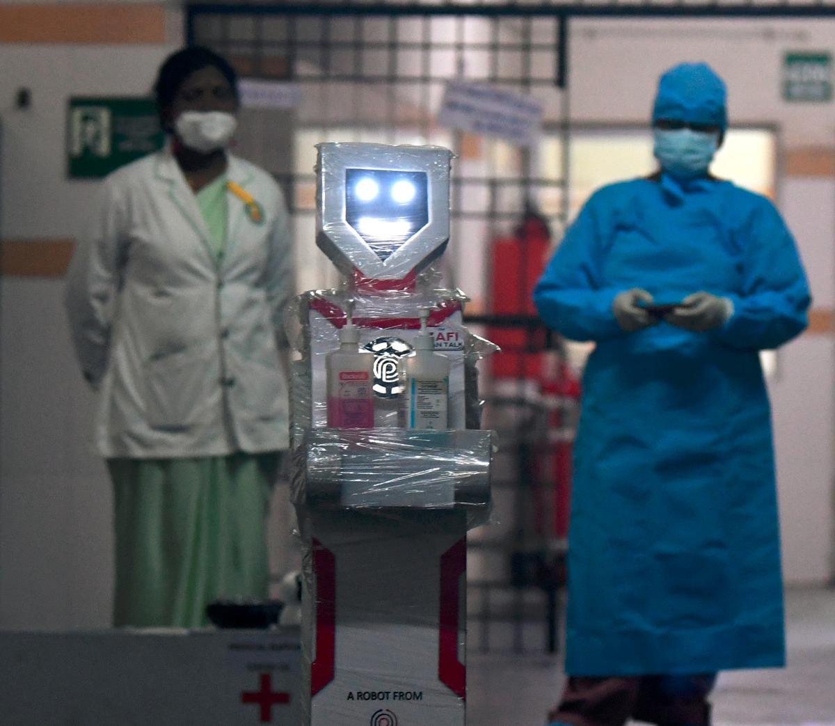 चिकित्सा कर्मचारी इंटरएक्टिव रोबोट 'ज़फी' के एक डेमो में भाग लेते हैं, जिसे चेन्नई के स्टेनली मेडिकल कॉलेज अस्पताल में COVID-19 आइसोलेशन वार्ड में तैनात किया जाएगा।