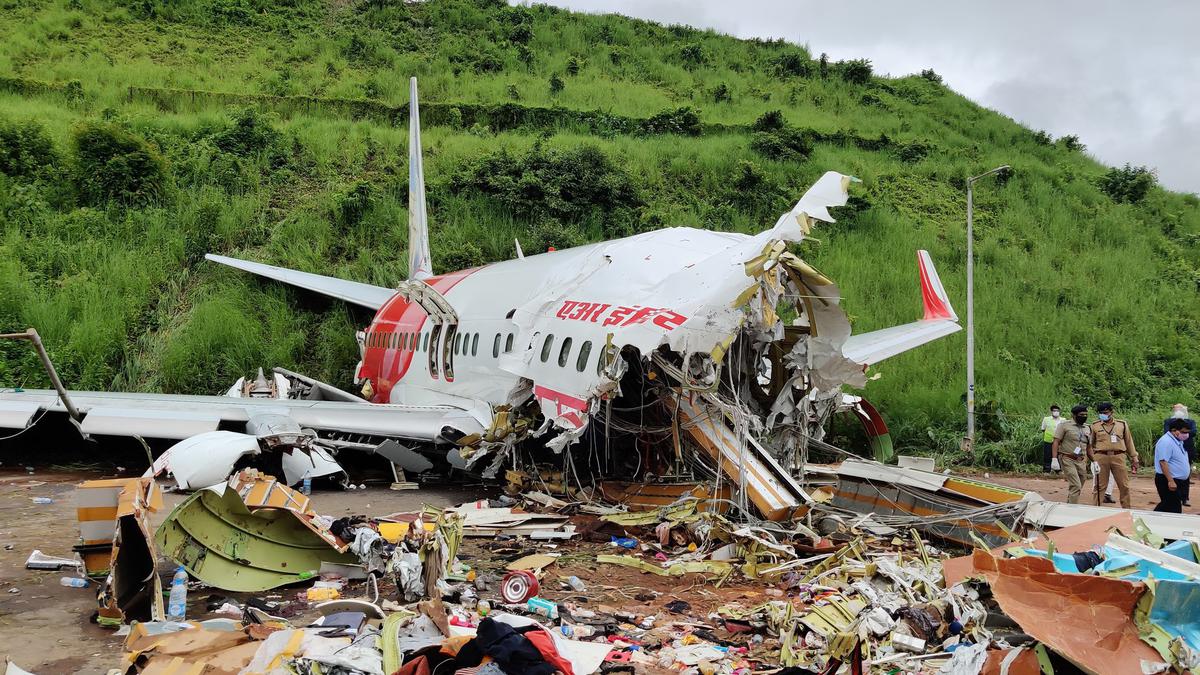 Watch | Air India plane crashes at Karipur airport - The Hindu