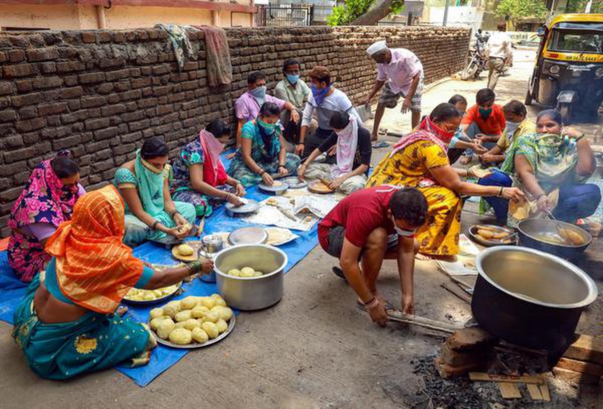 Volunteers prepare meals for the homeless and daily wagers at a shelter in Thane on Thursday amid the nationwide lockdown.