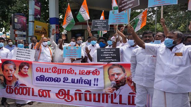 Fuel price hike | Congress workers stage protest in Puducherry