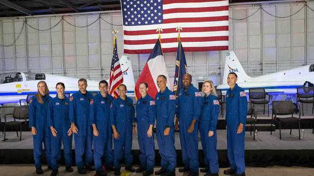 NASA의 10명의 새로운 우주비행사: 조종사, 의사, 물리학자, 자전거 타는 사람