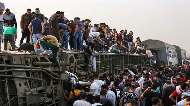 11 killed, 98 injured in train crash north of Cairo