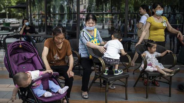 Con le nascite in calo, la Cina consente alle coppie di avere un terzo figlio