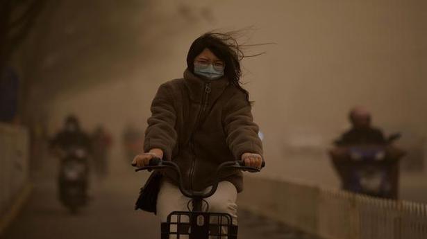 Beijing smothered by hazardous yellow smog