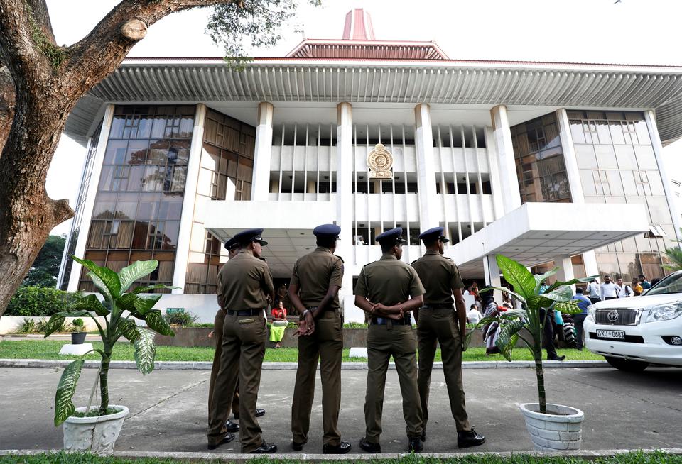 Sri Lankan Police stand guard in front of the Supreme Court. File photo.